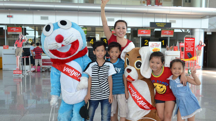 Trẻ em được tô màu, vẽ tranh trên máy bay VietJet