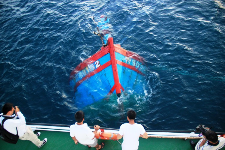 Tàu bị đâm chìm.