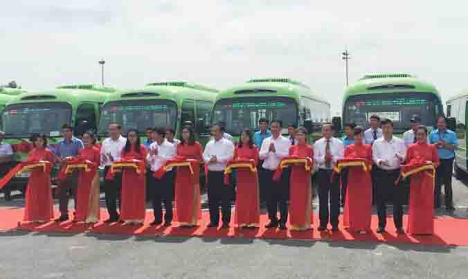 Xe buýt tuyến số 84, 85 có nền màu xanh và phát wifi miễn phí. Ảnh: T.Đảng.