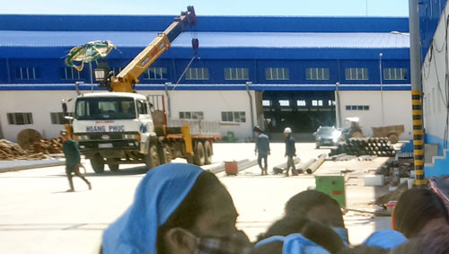 Một xe cẩu làm việc tại Công ty Diệt may Panko Tam Thăng. Ảnh: Sơn Thủy.