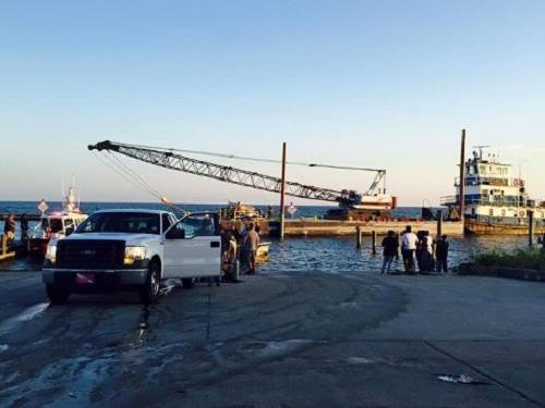 Lực lượng cứu hộ trục vớt xác máy bay ở hồ Pontchartrain, thành phố New Orleans, bang Louisiana. Ảnh: WDSU News.