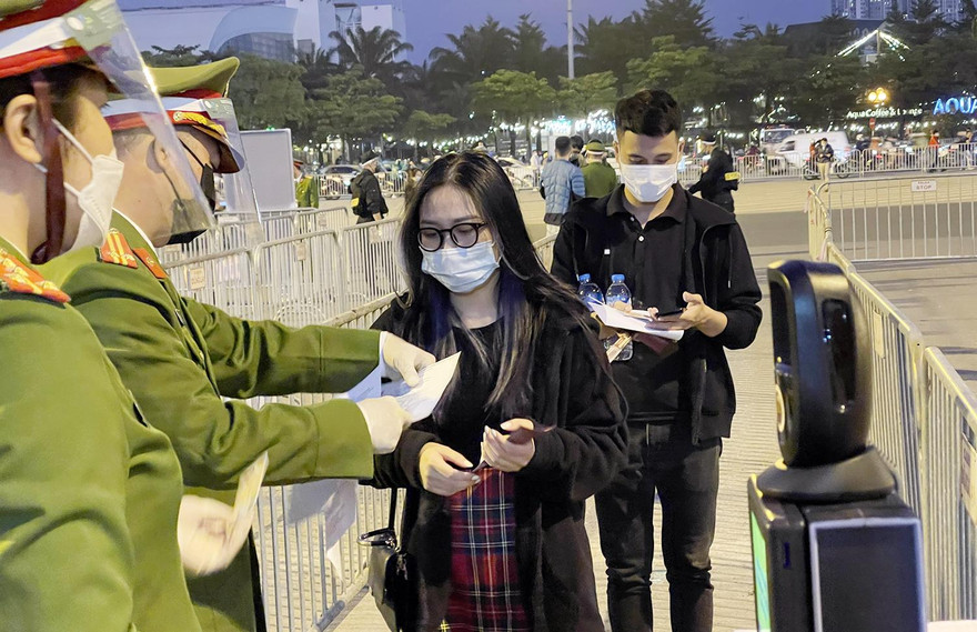 Khán giả xuất trình giấy tờ liên quan khi vào sân Mỹ Đình.