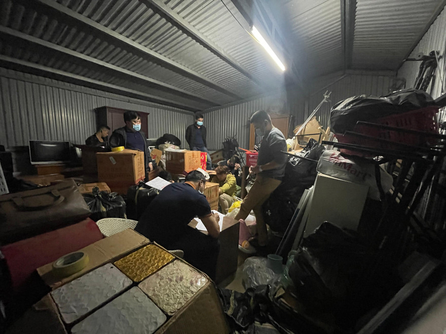 Số lượng lớn pháo nổ và thuốc lá lậu bị phát hiện.