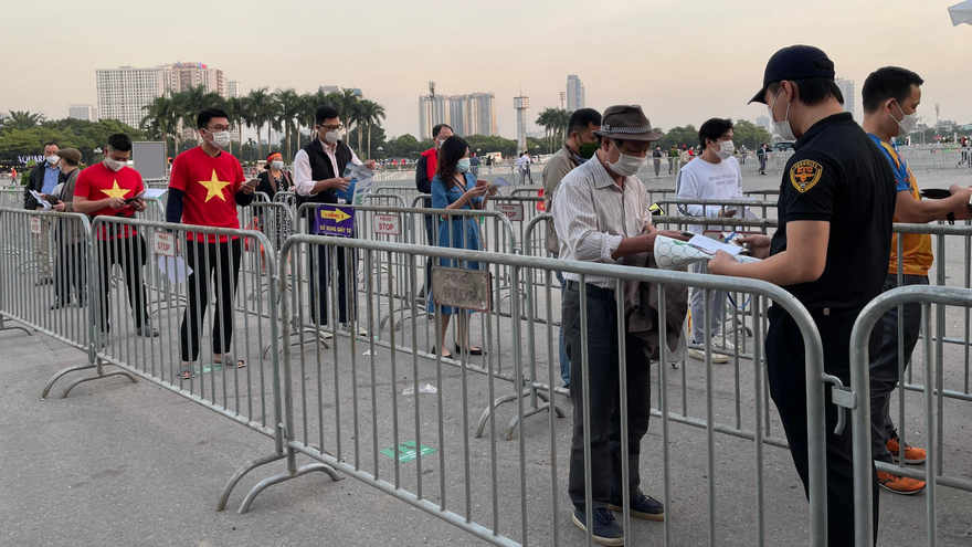 Khán giả làm thủ tục vào sân trận Việt Nam - Nhật Bản.