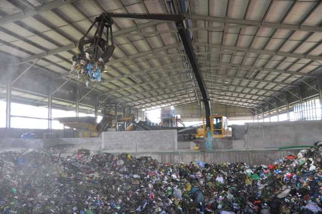 Quang cảnh nhà máy xử lý rác đang hoạt động