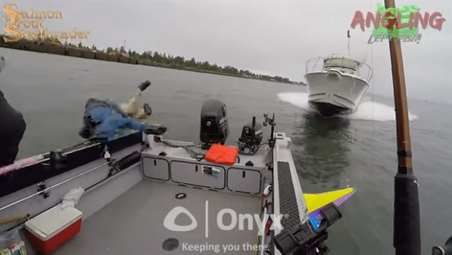 Những người câu cá lao xuống sông khi du thuyền lao đến. Ảnh cắt từ video