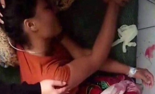 Chị Thơm cứu con nhưng không được, còn bị trọng thương. Ảnh: DSVN