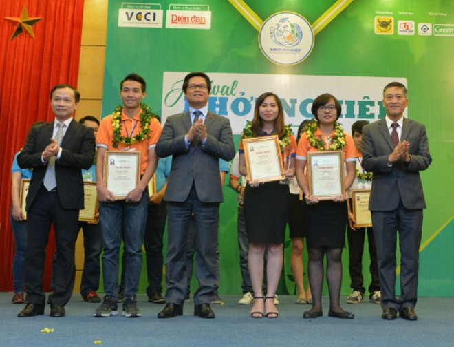 Chủ tịch VCCI Vũ Tiến Lộc, ông Phạm Tất Thắng – Phó Chủ nhiệm Ủy ban Văn hóa, Giáo dục, Thanh niên, Thiếu niên và Nhi đồng của Quốc hội; ông Trần Văn Tùng – Thứ trưởng Bộ KH&CN trao giải Nhất cho các tác giả