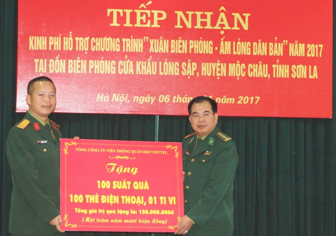 Tại lễ tiếp nhận, các đơn vị đồng hành cùng chương trình đã trao cho Ban tổ chức chương trình tiền mặt cùng các phần quà thiết thực với tổng trị giá gần 1 tỷ đồng