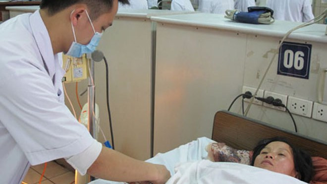 Một bệnh nhân bị ngộ độc nấm điều trị tại Trung tâm chống độc Bệnh viện Bạch Mai. Ảnh: Vnexpress