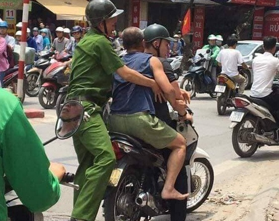 Người đàn ông được đưa về trụ sở. Ảnh: KSĐP