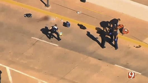 Cảnh sát tại hiện trường vụ nổ súng. Ảnh: AP.