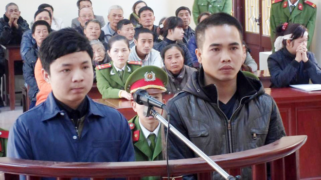 Hai bị cáo Thành (trái) và Linh tại phiên xét xử sơ thẩm