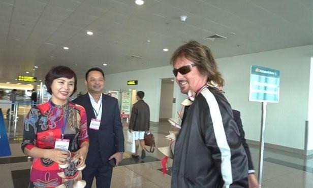 Danh ca Chris Norman đến sân bay Nội Bài 