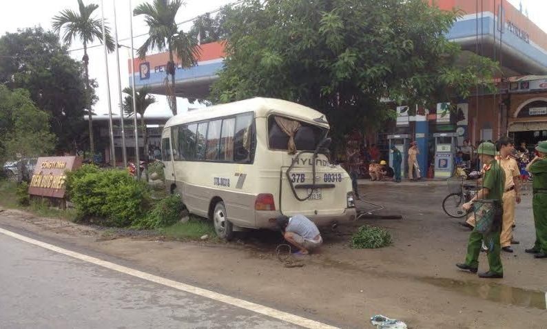 Xe khách 'trêu ngươi' container, 7 người nhập viện