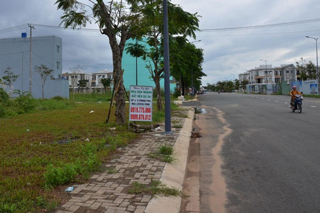 Những ngày cuối năm, các bảng rao bán đất nền mọc lên trên nhiều tuyến đường vùng ven ở TP HCM Ảnh: Tấn Thạnh.