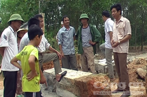 Chiếc cột đè chết nạn nhân. Ảnh: Hương Nhàn.