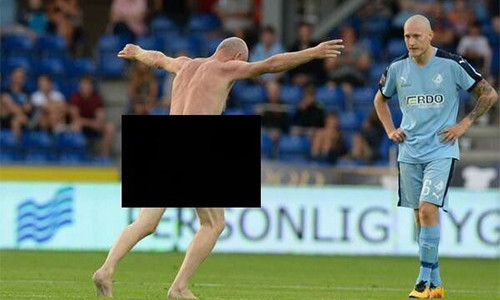 Elstrup trong màn phá đá trận đấu cuối tuần qua.