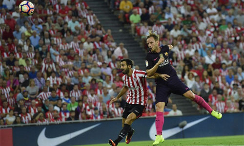 Ivan Rakitic (phải) ghi bàn duy nhất cho Barca. Ảnh: Reuters.