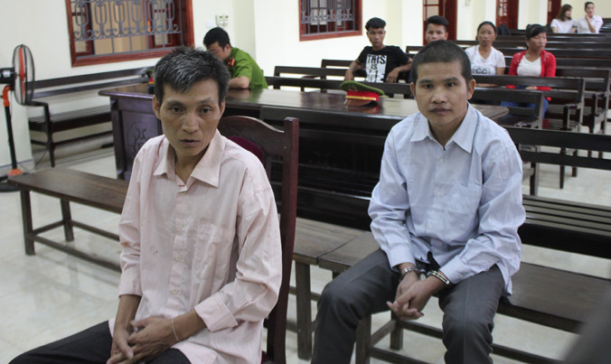 Hai đối tượng trước vành móng ngựa.