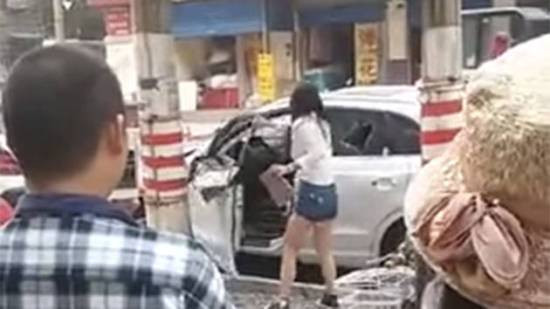 Người phụ nữ trút giận lên chiếc xe Audi Q3 hạng sang.