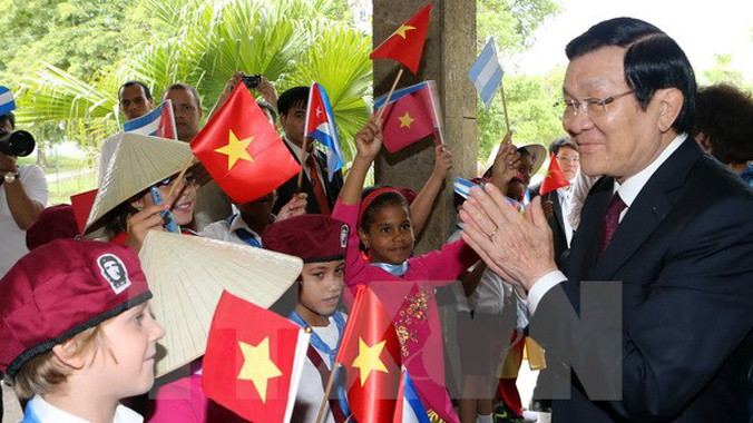 Chủ tịch nước Trương Tấn Sang với các cháu học sinh Cuba. Ảnh: Nguyễn Khang/TTXVN.