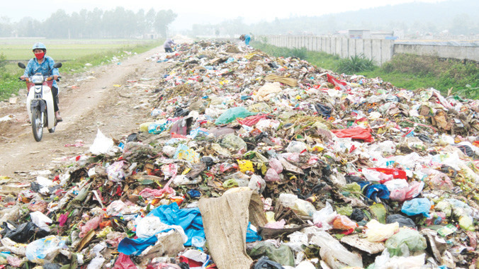 Rác thải ngập đường dân sinh Thạch Thất, Hà Nội. Ảnh: Hồng Vĩnh