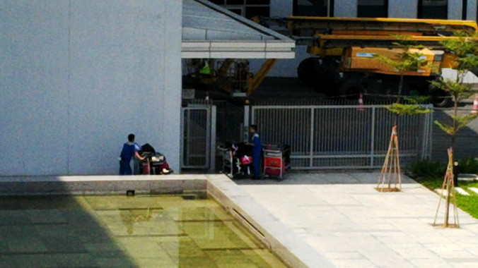Quá trình chuyển hành lý nối chuyến quốc tế đi nội địa công nhân hoàn toàn có thể lấy đồ và vứt ra vườn hoa bên cạnh cũng không ai biết. Ảnh: L.H.V