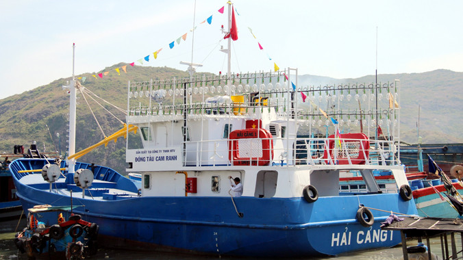 Hơn 1 tháng từ khi được bàn giao, tàu vỏ thép trị giá 18 tỷ đồng đóng theo Nghị định 67 vẫn phải nằm chờ duyệt… mẫu lưới! Ảnh: H. Văn