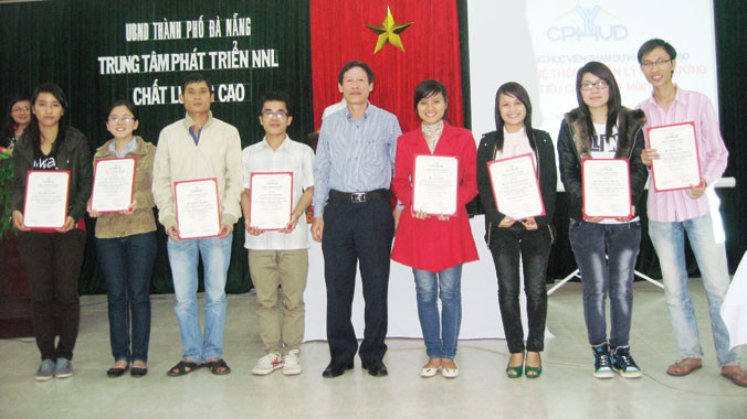 Những học viên trong Đề án 922 trong một lần nhận chứng chỉ. Ảnh minh họa: Nam Cường