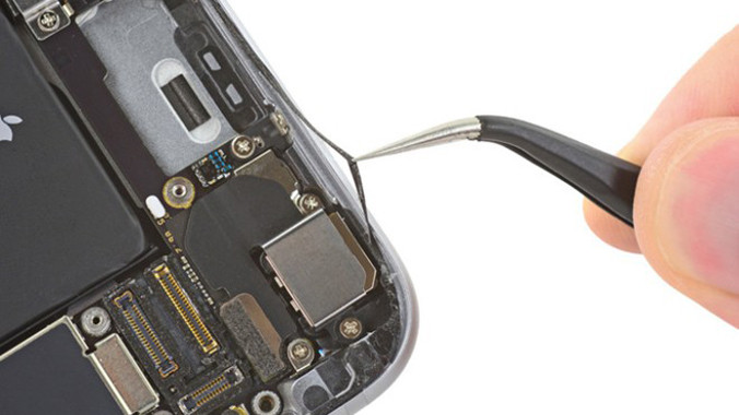 Lớp đệm chống nước trên iPhone 6S. Ảnh: iFixit.