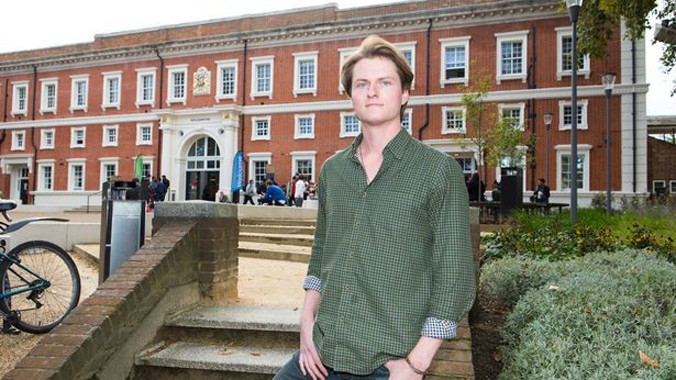 Jonathan Davey thuê nhà trọ tại Ba Lan và đi học bằng máy bay để tiết kiệm tiền. Ảnh: Mirror.