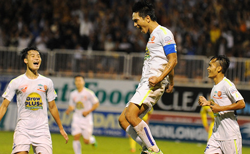 Thiên (giữa) rời đội bóng phố núi để đi chinh phục thử thách trong sự nghiệp. Ảnh: Văn Ngọc/VnExpress