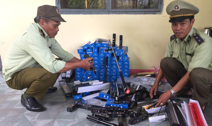 Số vũ khí được vận chuyển trên xe khách bị cơ quan chức năng phát hiện, tạm giữ.