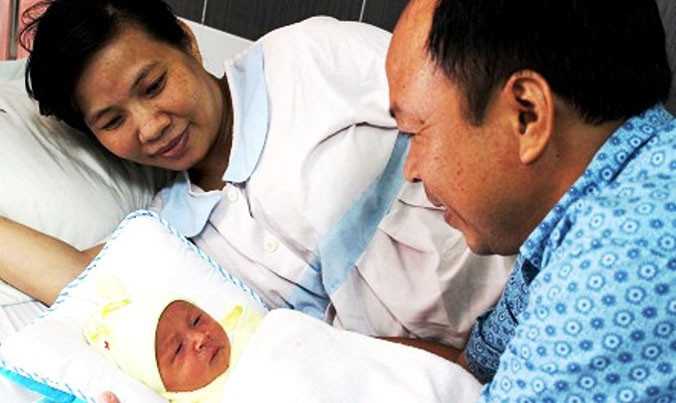 Niềm vui làm cha mẹ của vợ chồng sản phụ Nguyễn Thị Hiền.