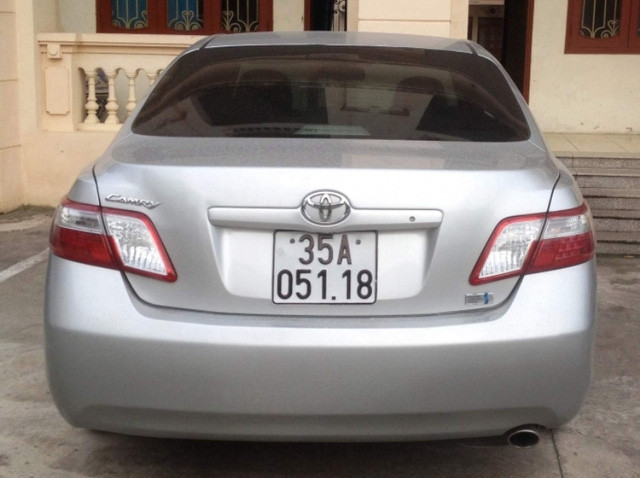 Chiếc ô tô Camry do Phó trưởng Công an huyện Kim Sơn điều khiển, tông tử vong chị Tú, đeo biển của một xe ô tô khác.