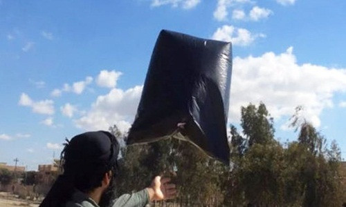 Phiến quân IS gài bom vào túi nilon. Ảnh: Express.