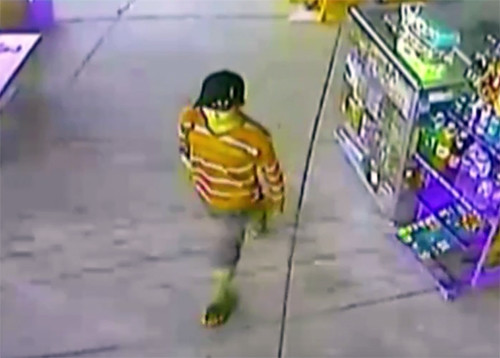 Tên trộm 800 triệu bị camara ghi hình. Ảnh: Cắt từ clip.