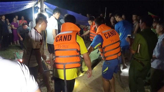 Cảnh sát PCCC bàn giao thi thể nạn nhân cho cơ quan chức năng.