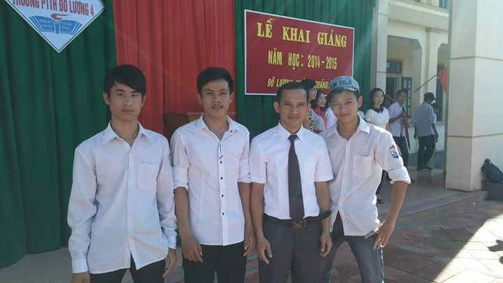 Nguyễn Trọng Nghĩa (thứ 2 từ trái sang) và bạn bè, thầy giáo tại trường làng.