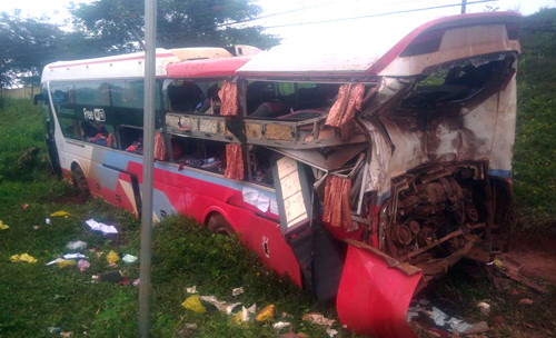 Xe khách giường nằm rách bươm sau vụ tai nạn. Ảnh: Thiện Nhân.
