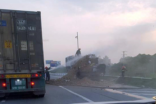 Mùn gỗ trên thùng xe tràn xuống lòng đường. Ảnh: Facebook.