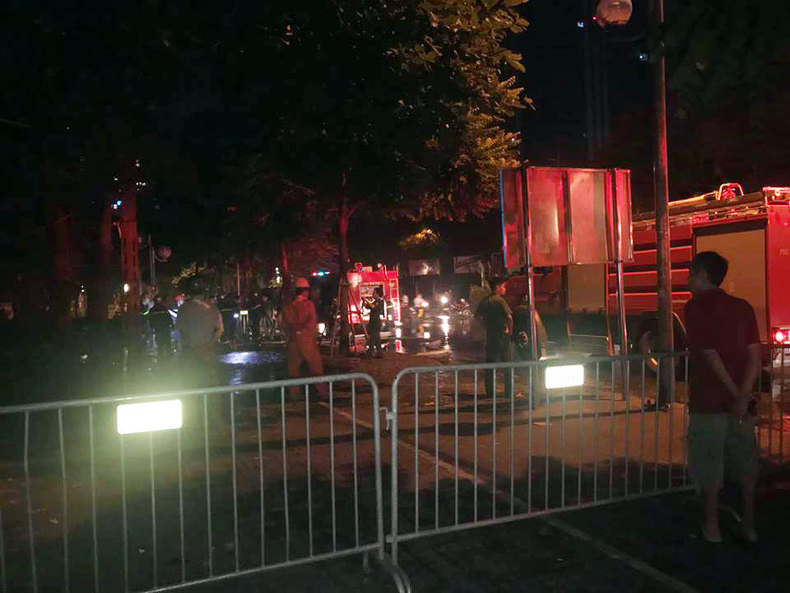 Lực lượng PCCC có mặt tại hiện trường dập lửa. Ảnh: Tuan Anh.