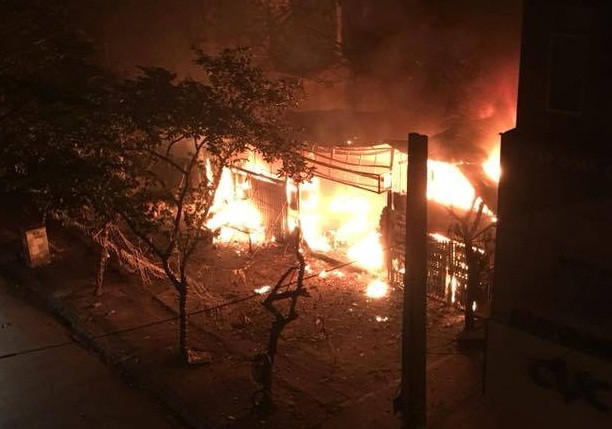 Lửa bốc cháy dữ dội tại hai ki-ốt. Ảnh: Facebook