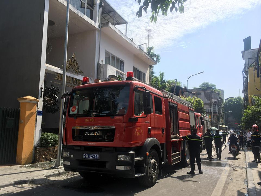 Lực lượng chữa cháy có mặt tại hiện trường dập lửa.