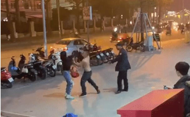 Bảo vệ đánh phụ nữ trước trung tâm thương mại. Ảnh cắt từ clip