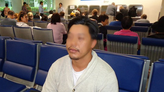 Hành khách hút thuốc trên máy bay Vietnam Airlines tại sân bay quốc tế Tân Sơn Nhất.