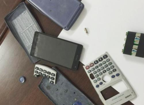 Chiếc điện thoại màn hình cảm ứng được Luật và nhóm thi hộ nguy trang thành máy tính cầm tay. Ảnh: Công an Hải Phòng.