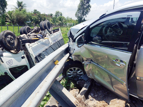 Ôtô 7 chỗ húc xe tải lật ngửa dưới ruộng. Ảnh: Hải Thuận.