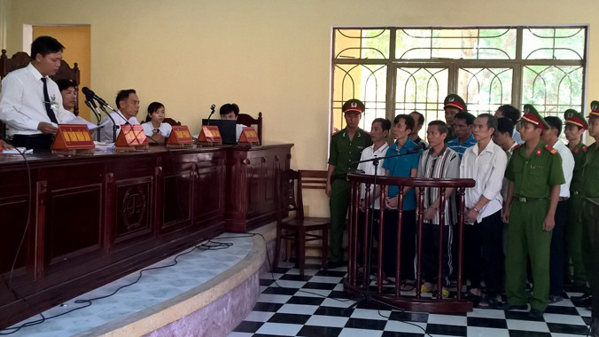 Các bị cáo nghe chủ tọa phiên tòa tuyên hoãn trả hồ sơ vụ án.